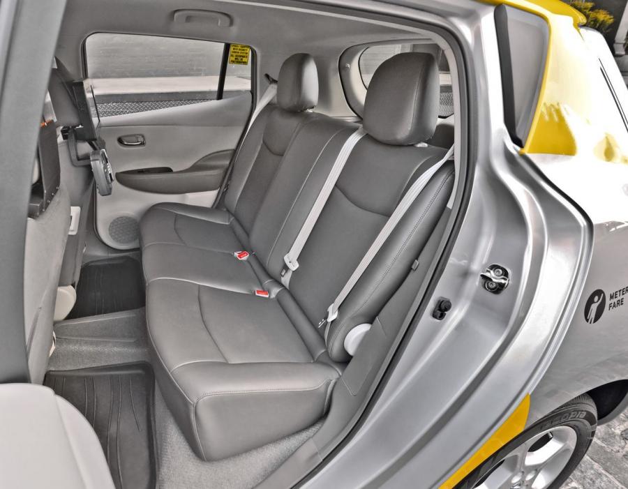  Nissan Leaf NYC taxi 2013 года  (фото 10 из 24)